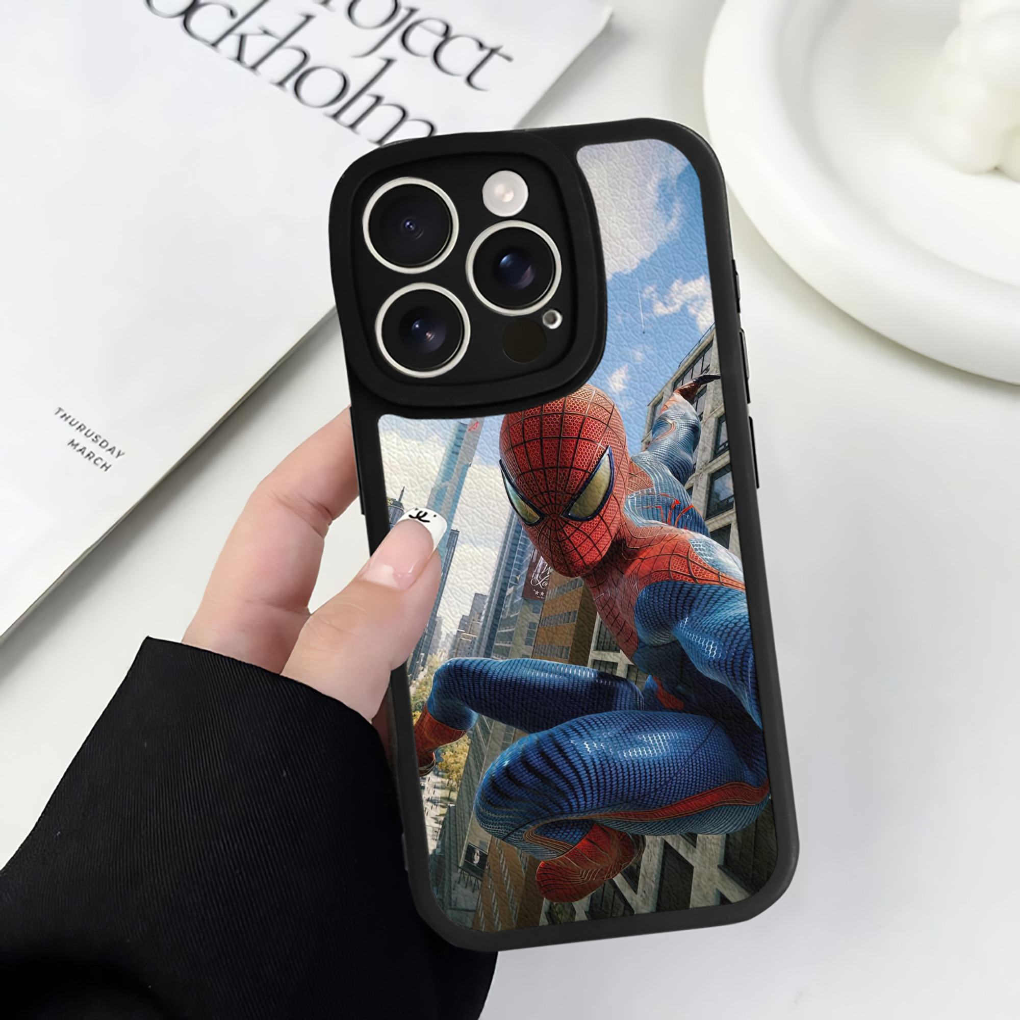 Spider Man スパイダーマン 【iPhone 16シリーズ対応】シリコンスマホケース（レザー調） 材質：シリコン